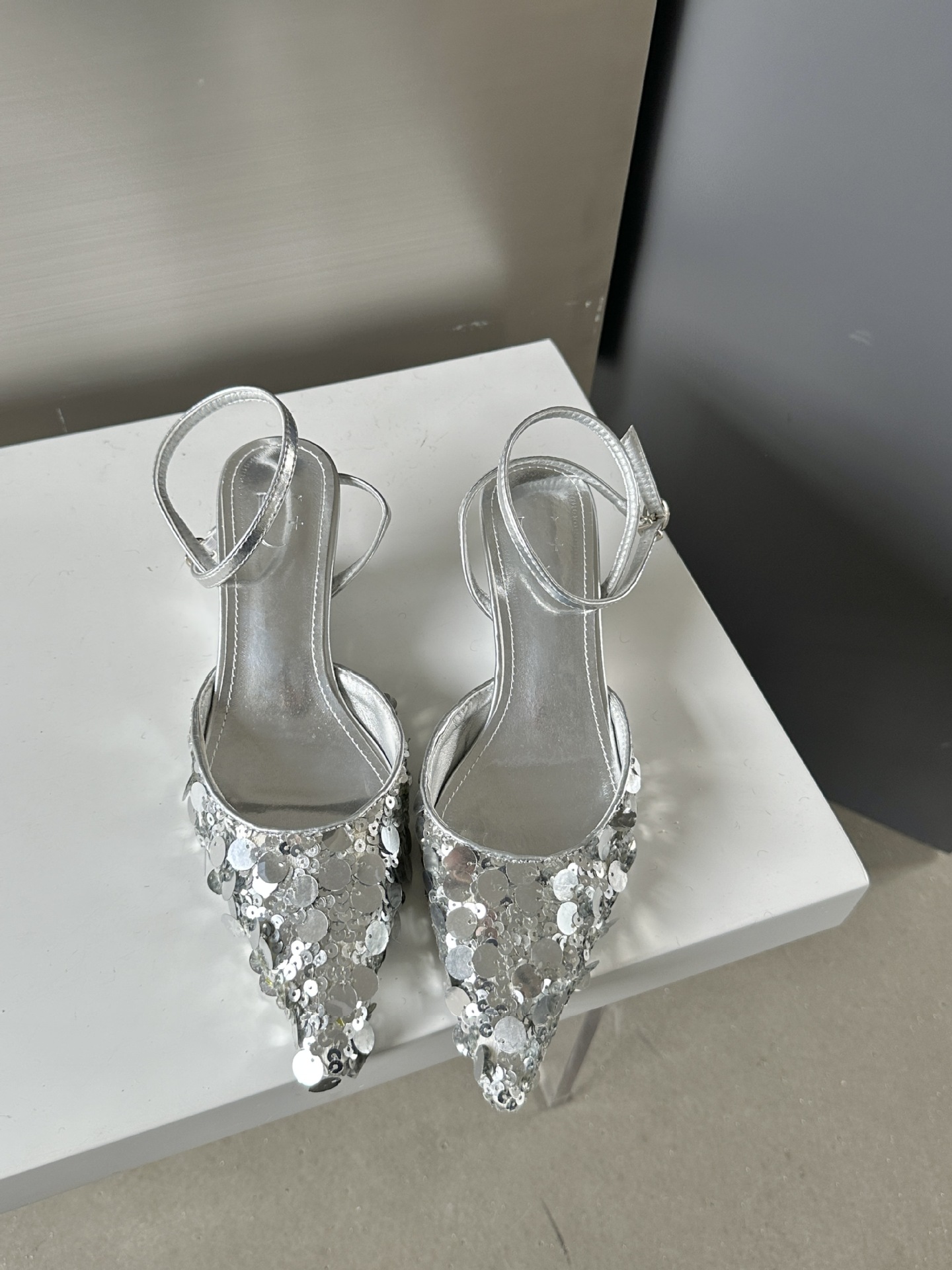 Temporada primavera otoño 2024 Nuevos zapatos de lentejuelas de alta gama para mujer, tacones bajos puntiagudos medios y poco profundos, zapatos planos, pequeños_voghion.com