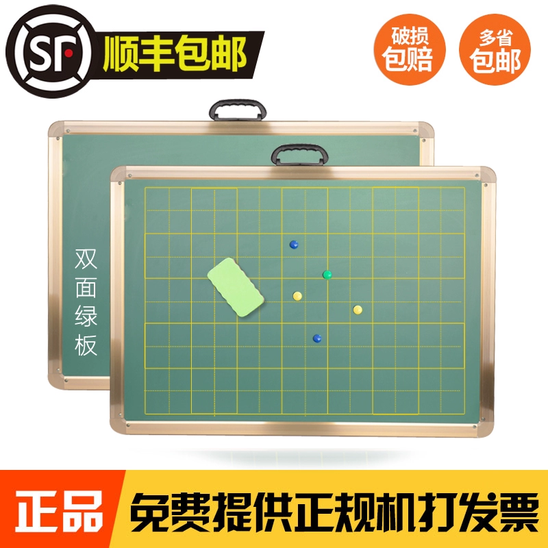 Толстая доска висит на полевой сетке двухсторонний магнитный учитель практикует меловые символы