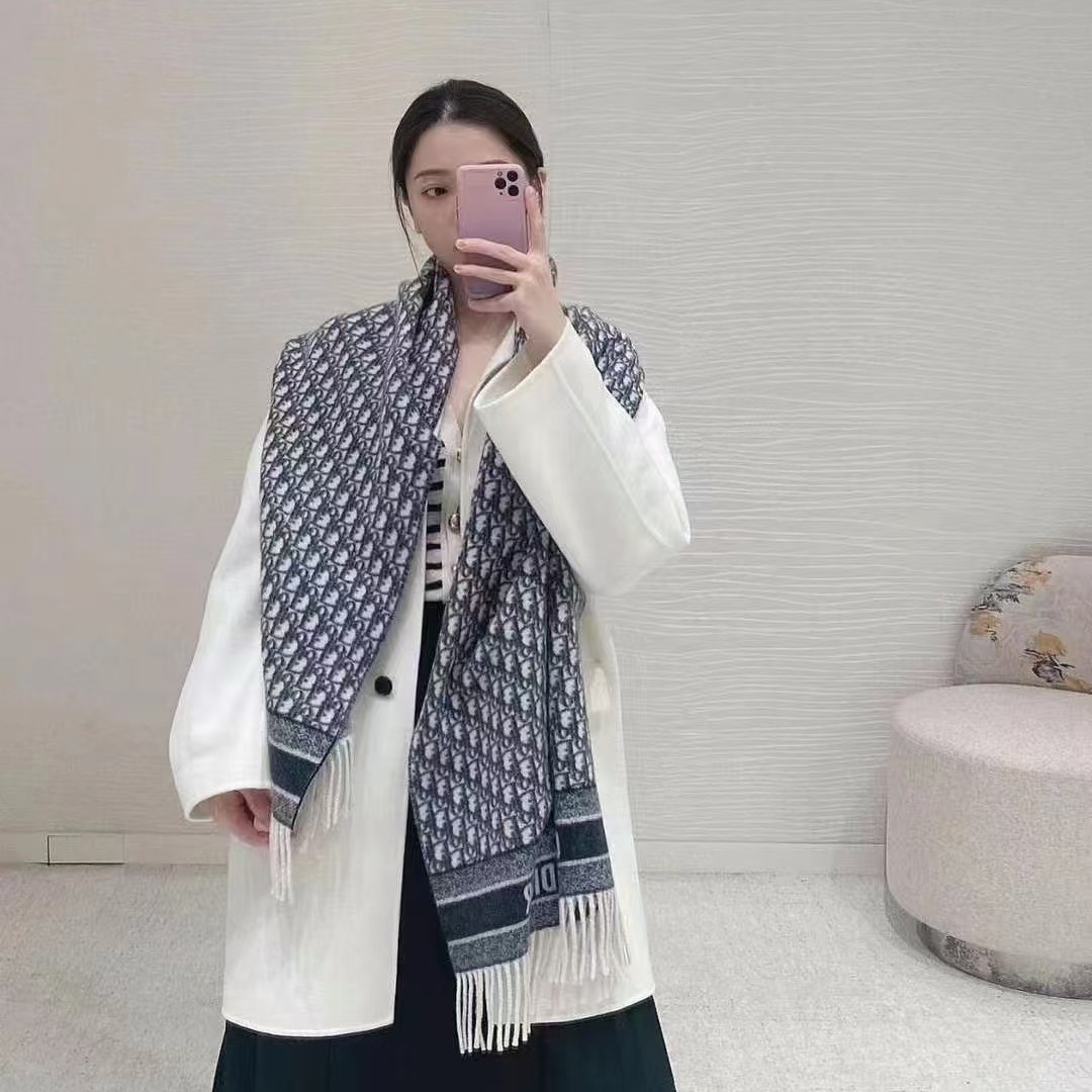 秋冬の新型D字のマフラーの女性はカシミヤのマフラーのフリンジの両面のマントをまねて保温して首を囲みます。