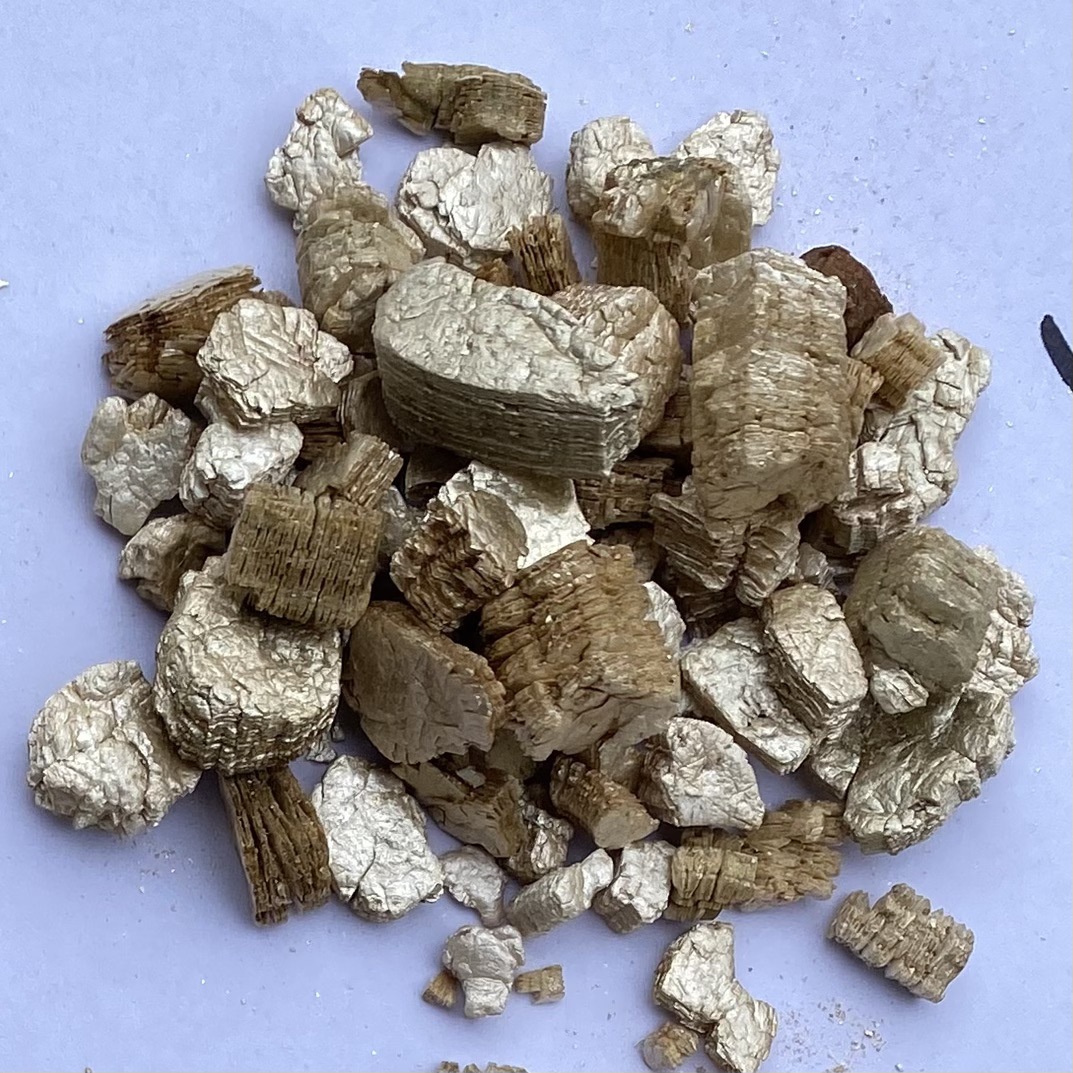 现货新疆膨胀蛭石银白色蛭石育苗孵化暖贴蛭石香包银白色颗粒蛭石