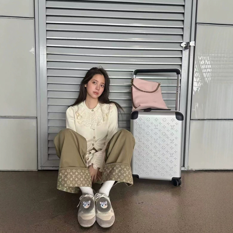 Nana's same style straight-leg casual pants, same style and color, high-end quality, popular khaki cuffed wide-leg rolled hem jeans Nana's same style straight-leg casual pants, same style and color, high-end quality, popular khaki cuffed wide-leg rolled hem jeans