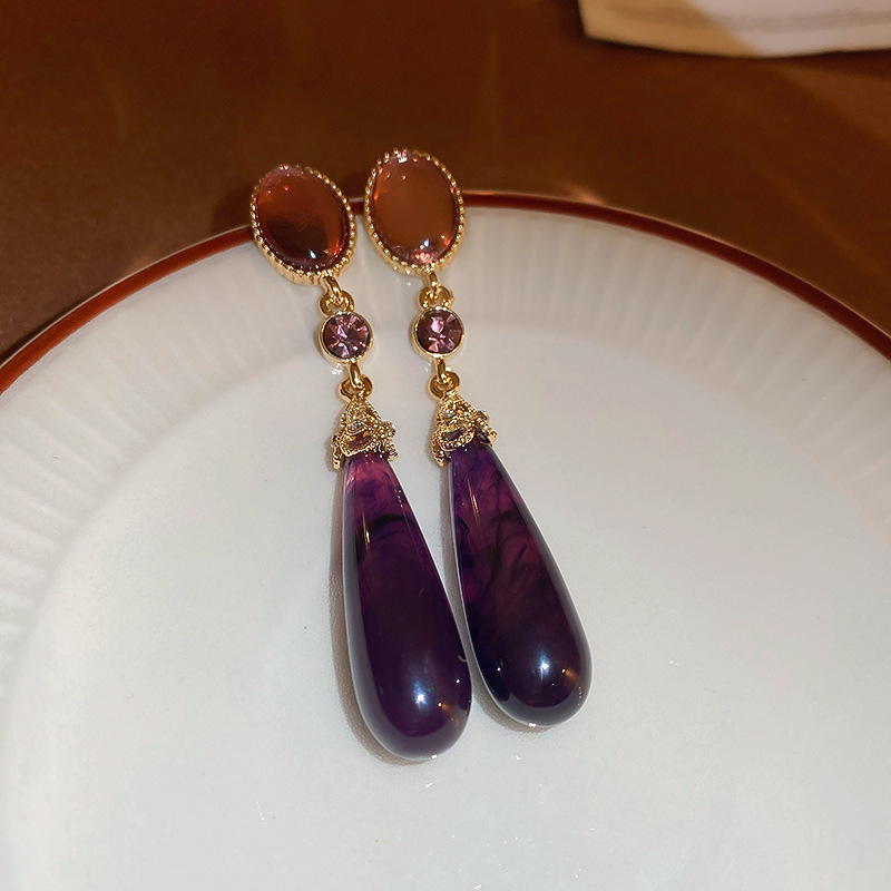 Designer style diamond inlaid resin water drop earrings, artistic retro light luxury long earrings, antique style earrings_voghion.com
