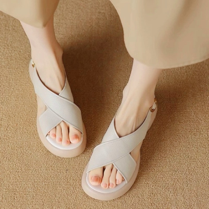 Nuevas sandalias de mujer simples con una sola gruesa y transpirable, zapatos de madre de moda, sandalias de playa de verano 2026.