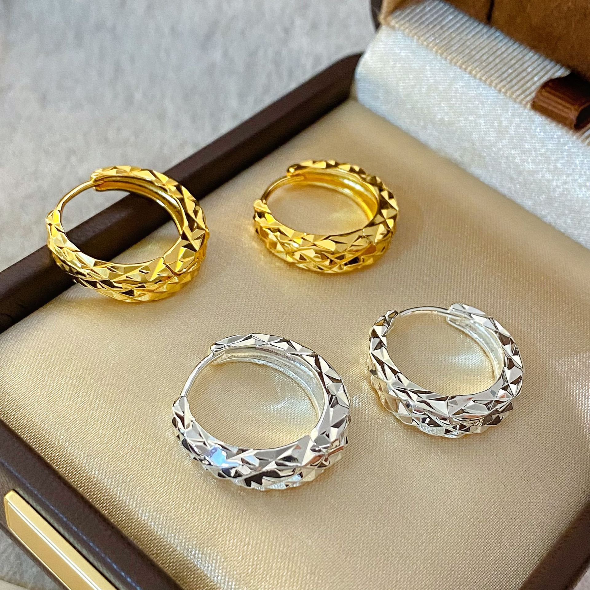 Copper Gold-Plated Korean-Style Textured Teardrop-Shaped Ice Crystal Earrings for Women, New Light Luxury Niche Fashion Ear Clips and Ear Accessories