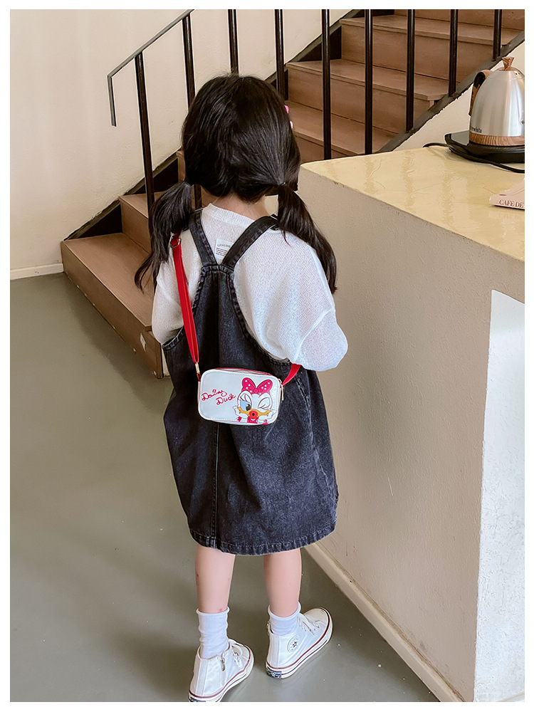 The 2025 new children's mobile phone bag is a trendy, fashionable, fresh, sweet, cartoonish, creative and simple single-shoulder crossbody bag for women undefined