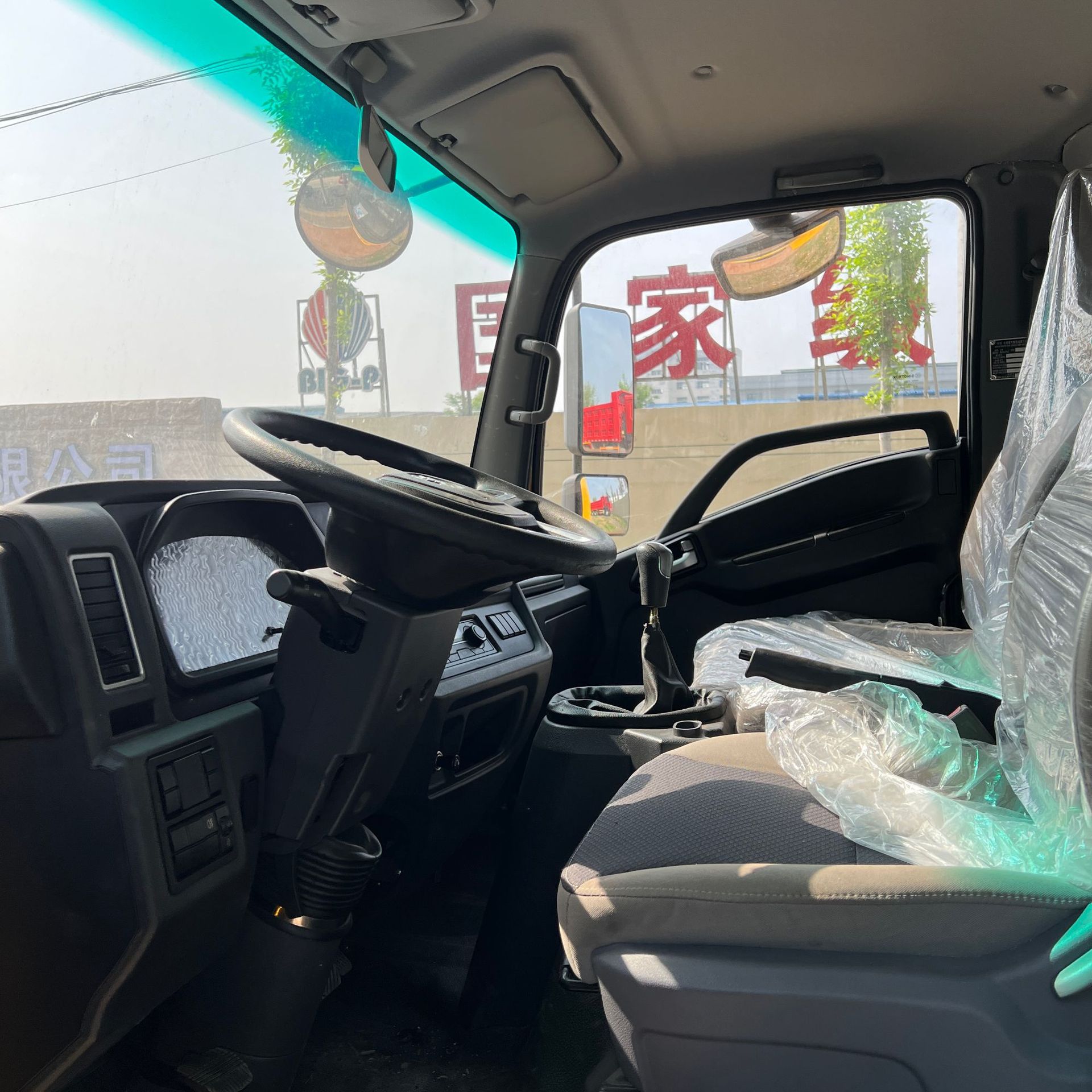 The factory exports to Africa the Sinotruk HOWO 4.2m box-type dump truck, a vehicle specifically designed for urban transportation