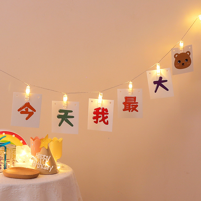 Dekorationen für den ersten Kindergeburtstag: Leuchtclips, Lichterketten, Hintergrundbanner, Überraschungsszene_voghion.com