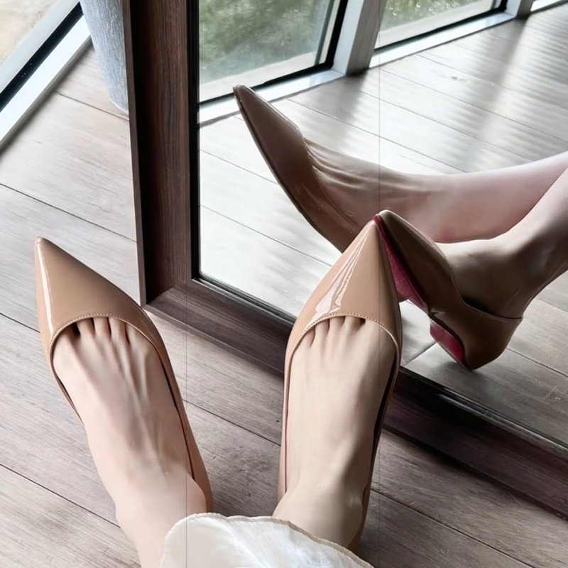 Soft-Soled Women's Shoes in Nude and Black, 2026 New French-Style Elegant Shallow Mouth Patent Leather Pointed Toe Flat Fashion Shoes