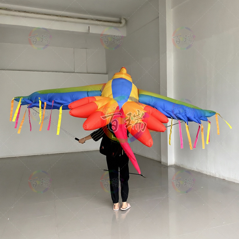 Caricaturas inflables coloridas de mano papagaios imitación de aire animal centro comercial parque de atracciones escenario interactivo atmósfera interactiva gira