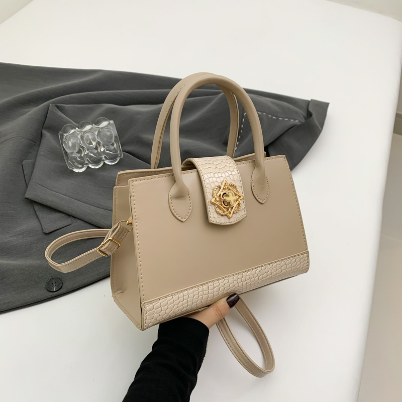 Niche Zhong lujo ligero de alto nivel sensación de invierno 2024 nuevo estilo de moda de gran capacidad de patrón de cocodrilo versátil mochila de viaje