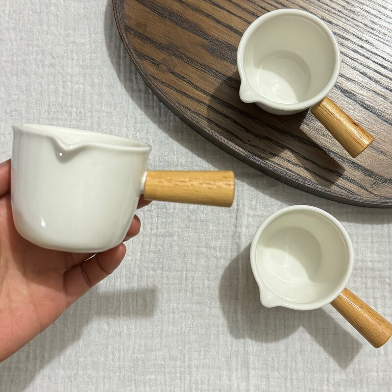 高温の陶磁器のソースの小さいミルクの杯の木の柄の取っ手のステーキの汁のサラダのソースの材料の小さい杯の濃縮のコーヒーの杯|undefined