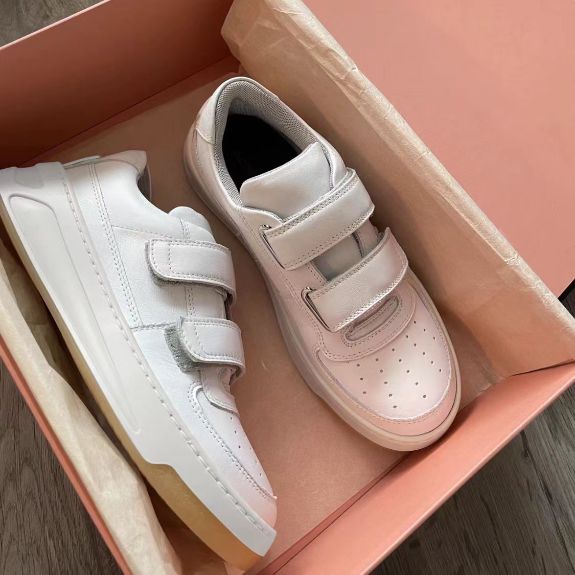 Versión de piel de oveja ~ Zapatos deportivos casuales de velcro de plataforma para mujer, zapatos blancos de aumento, zapatos de tabla, zapatos individuales de panda de cuero