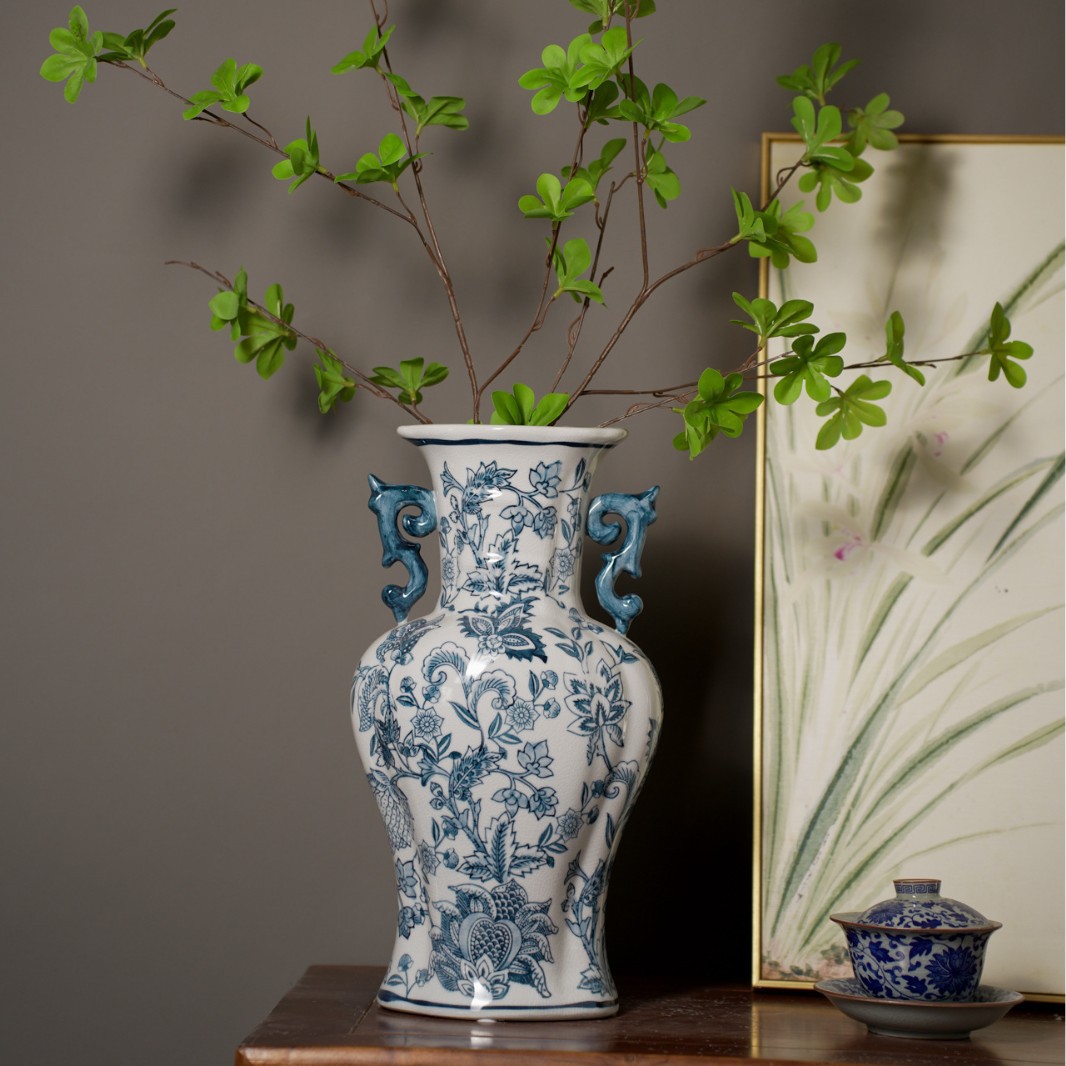 Botella de cerámica de doble oreja plana Jingdezhen porcelana china hogar gran jarrón de porcelana azul retrógrado adorno de entrada en stock
