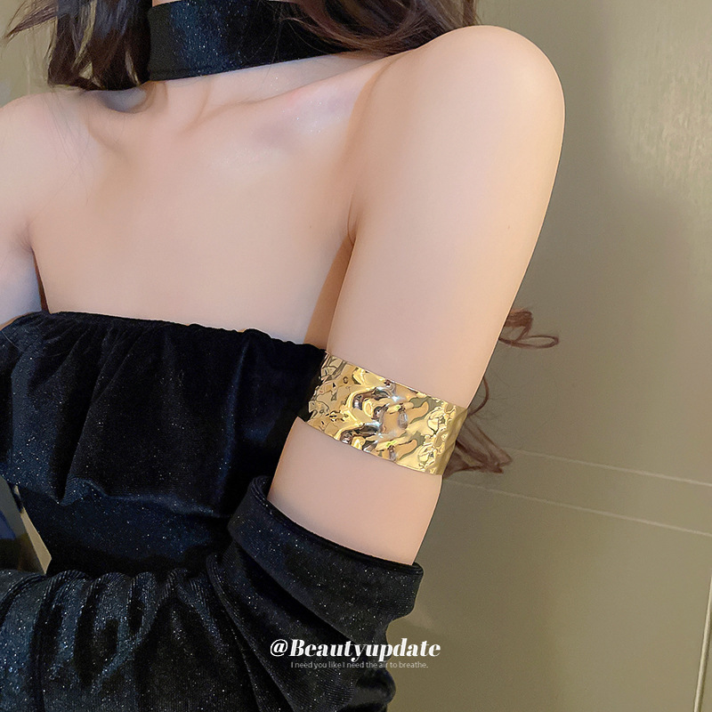 Pulsera plisada irregular de metal estilo europeo y americano fresco elegante pulsera personalidad de alto grado de lujo ligero pulsera al por mayor femenina