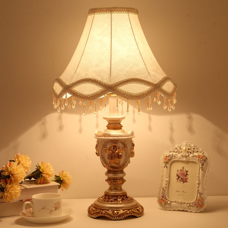 European Style Palace Table Lamp Classical American Style High-end Simple Retro Nordic Style Wedding Room Warm Light Bedroom Bedside Lamp European Style Palace Table Lamp Classical American Style High-end Simple Retro Nordic Style Wedding Room Warm Light Bedroom Bedside Lamp