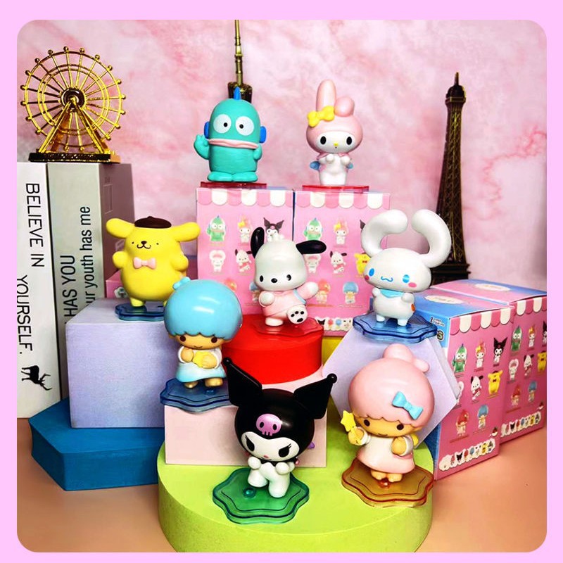 サンリオは背を向けて小仲間を背負っています。