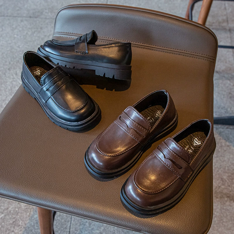 Маленькая кожаная обувь для мальчиков Весенне-Осенняя детская черная одиночная обувь в британском стиле для больших детей Модная обувь с мягкой подошвой