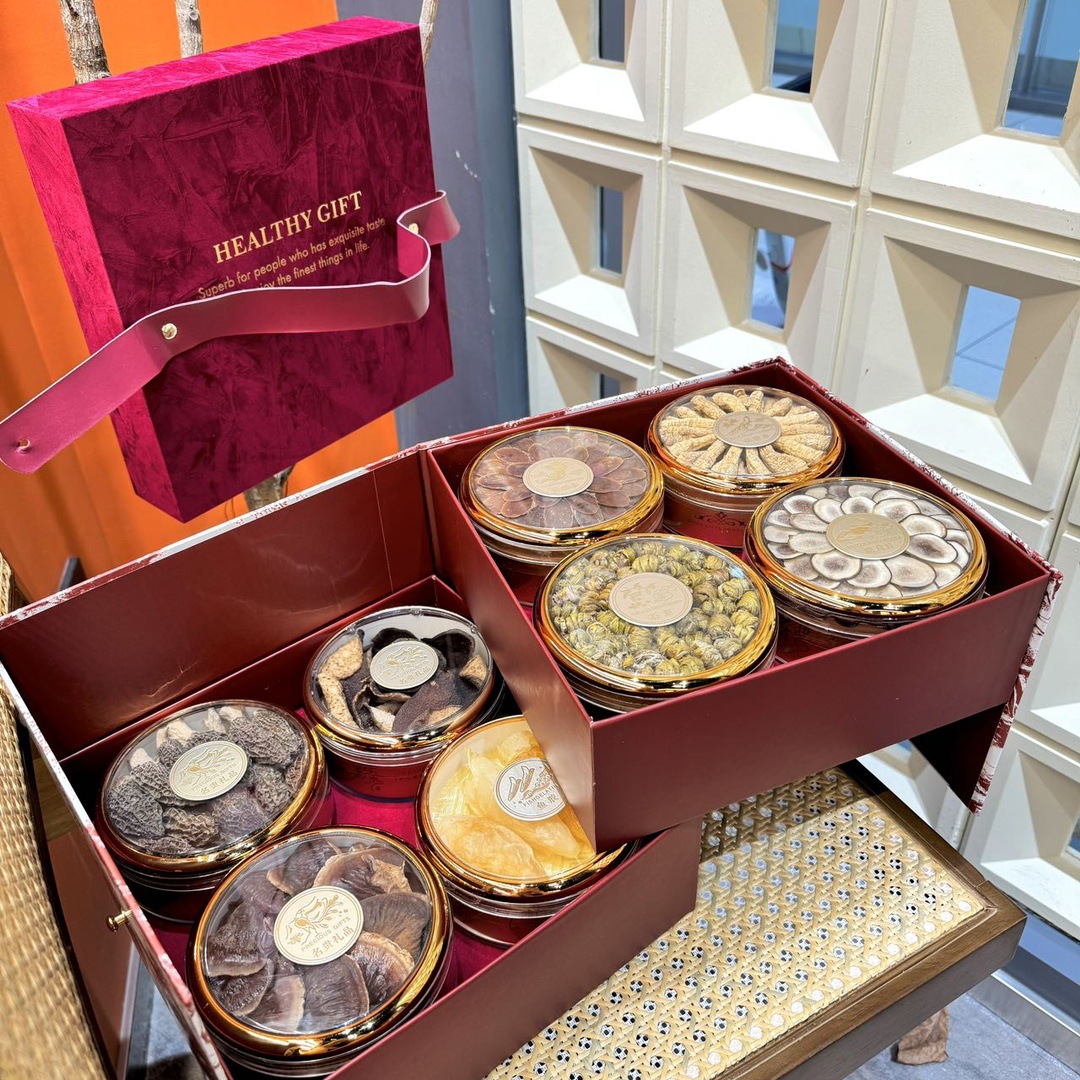 Red Velvet Eight Treasure Gift Box American Ginseng Dendrobium Red Ginseng Deer Antler Reishi Tangerine Peel 190g in use
