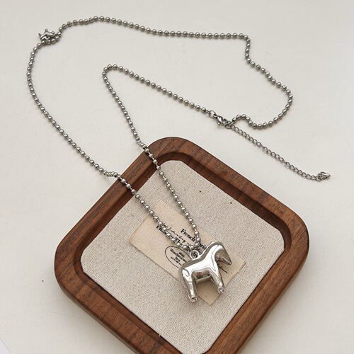 A Successful Horse Personality Metal Pony Bead Necklace with Unique Niche Design, Long Lockchain Collar Necklace