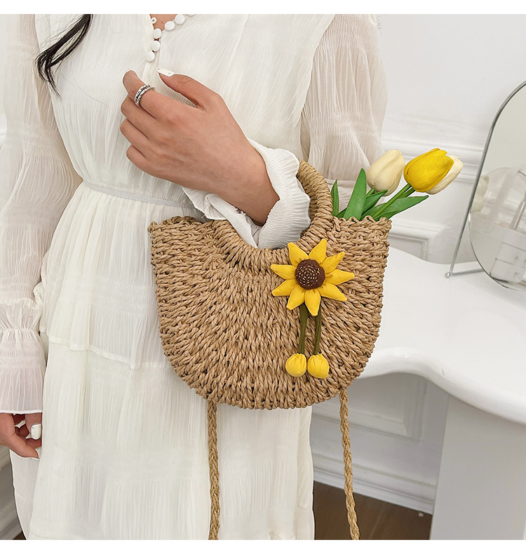 Women's Medium Straw Flower Classic Style Round String Crossbody Bag display picture 2