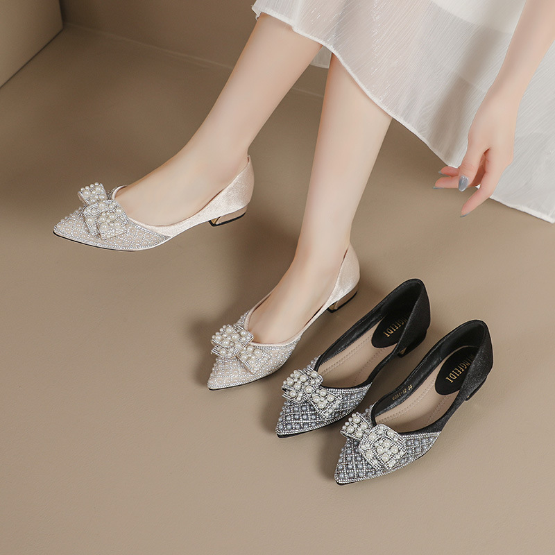 Red red punta zapatos de mujer 2024 nueva primavera y verano estilo francés poco profundo diamante de agua con suela suave tacones gruesos zapatos de mujer
