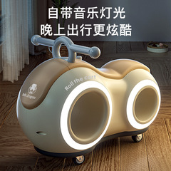 子供の落花生は車を捻って滑って滑って滑って車を移動します。