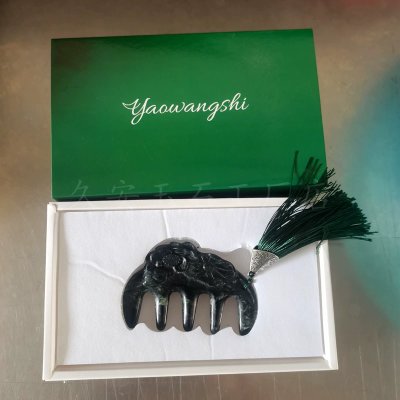 [西藏药王石梳子批发礼盒装玉梳墨玉中式刻梳小摆件直播电商货源]