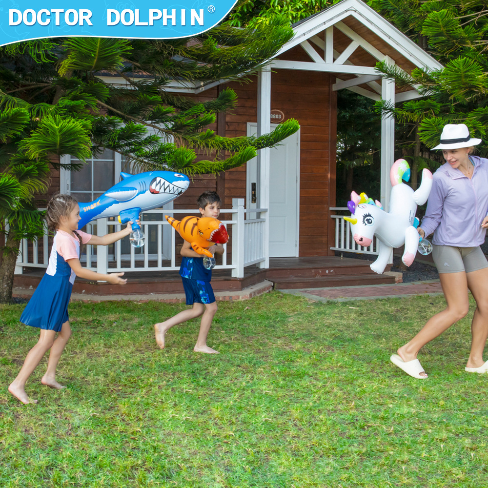 Doctor Dolphin Pistola de agua para niños Pistola de agua de dinosaurio Pistola de agua de tiburón Pistola de agua de unicornio Pistola de agua inflable de PVC en stock