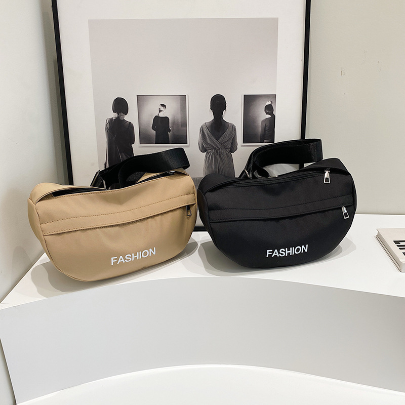 공장 직접 캐주얼 스포츠 스타일 숄더백 2024 새로운 트렌드 작은 가방 대용량 메신저 가방 여성 도매