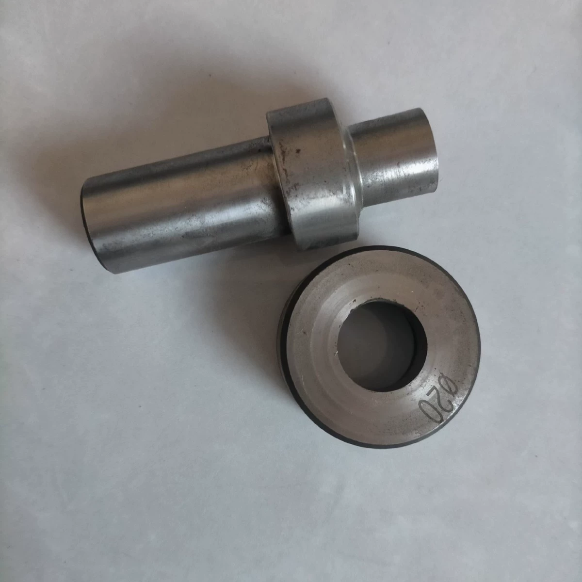 Пресс-форма для пробивки и резки уголковой стали, профильной стали, стальных листов, для пробивки отверстий, резки, резки уголков, круглых отверстий, длинных отверстий, под прямым углом, с закругленными углами, для профильной стали.