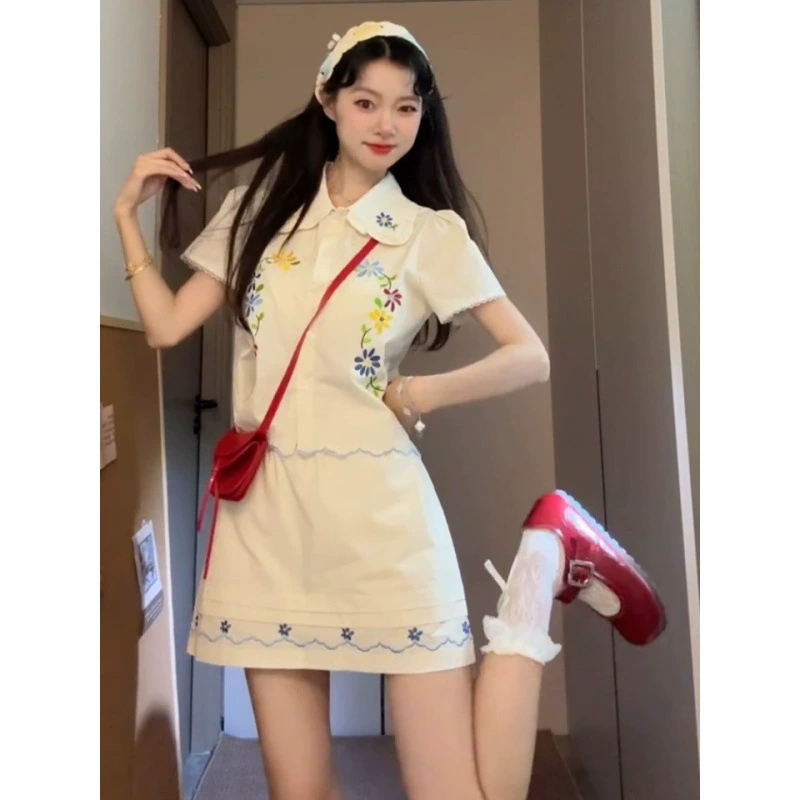 Французский сладкий и свежий дизайн в пасторальном стиле, рубашка с вышитым кукольным воротником, топ, тонкая юбка в стиле ретро, ​​комплект из двух предметов