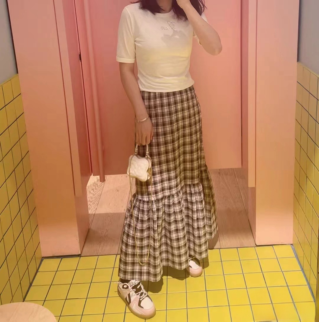 在庫一掃セール、返品交換不可、純綿在庫あり~新作レタープリントタイル模様白鷺カラーロゴ入りスリムラウンドネックTシャツ