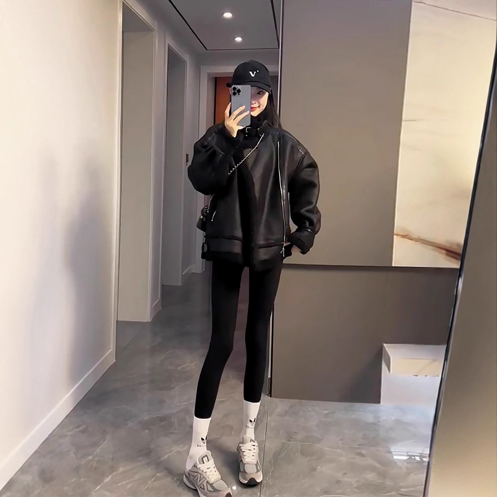 Black Fur One-Piece Jacket for Women Autumn and Winter 2025 New Style Small Thickeneded Velvet High-End Leather Motorcycle Jacket