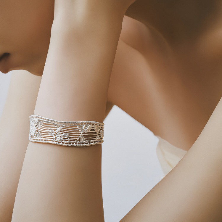 Tiktok Gardenia Fiber Open Bracelet for Women, High-End Light Luxury Niche Design, Minimalist Bracelet, Hollow Out Hand Jewelry
