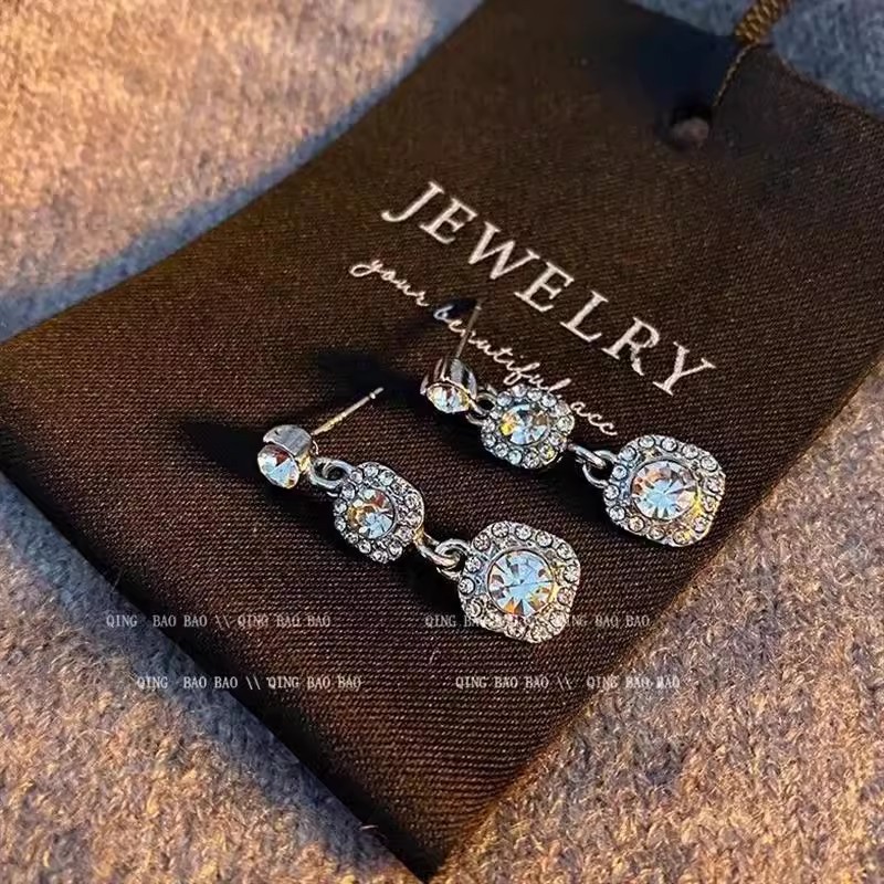 긴 지르콘 스터드 귀걸이