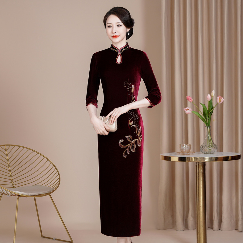 Hong Yun 2024 Embroidered New Slim-fit Improved Velvet Cheongsam Dress plus size Happy Mother Wedding Dress Long Happy Mother-in-law