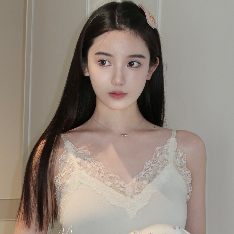 Autumn and Winter Lace Camisole with Breast Pads, Bra-Free, Feather Protein Moisturizing Stripesd Fashionable Lace Camisole Autumn and Winter Lace Camisole with Breast Pads, Bra-Free, Feather Protein Moisturizing Stripesd Fashionable Lace Camisole