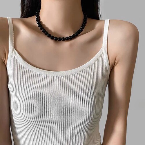 The black bead necklace with a vintage and luxurious light luxury cool style, the same as Korean blogger Fever, for women.