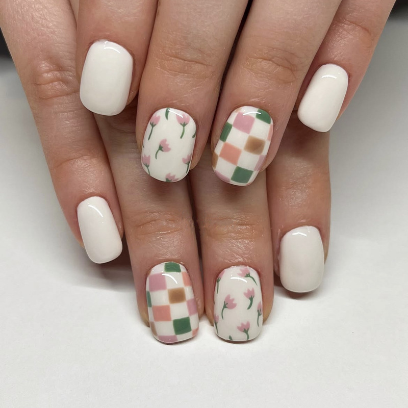 24 Pieces of Short Square Nails, Gentle Milky White Background, Fresh and Artistic Floral Plaid Wearable Nails, Export Manicure Pieces