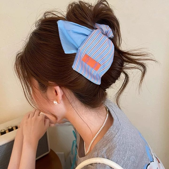 女性用フレンチサテン三角グリッパー2025新しいハイエンド後頭部シャーククリップ気質多用途ヘアアクセサリー
