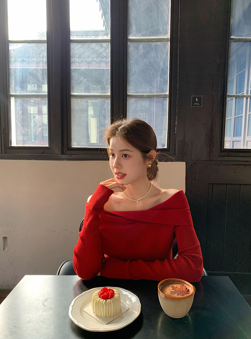 優しい雰囲気のワンショルダーニットセーター、レディース春物長袖、高級感のある柔らかく上品なデザイン、赤色のオフショルダーセーター