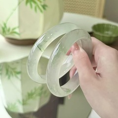 ガラスは玉の太い金の円をまねて、春の腕輪を知らないで一歩一歩鳴らします。
