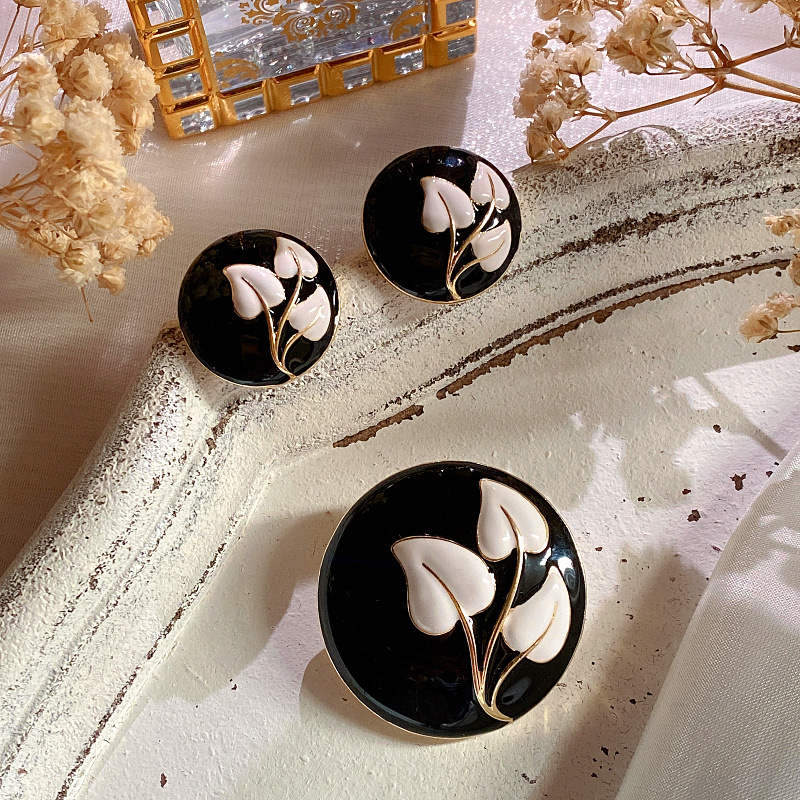 新款复古法式优雅黑白素雅花朵滴油珐琅925银针耳环耳钉古董胸针|ru