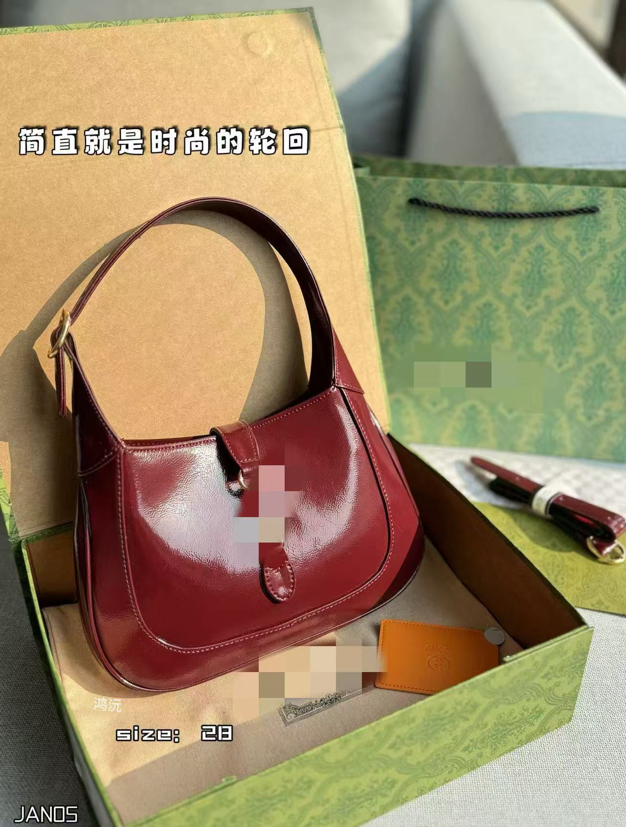 Qırmızı mini çarpaz çanta, zəncirli aşırma model