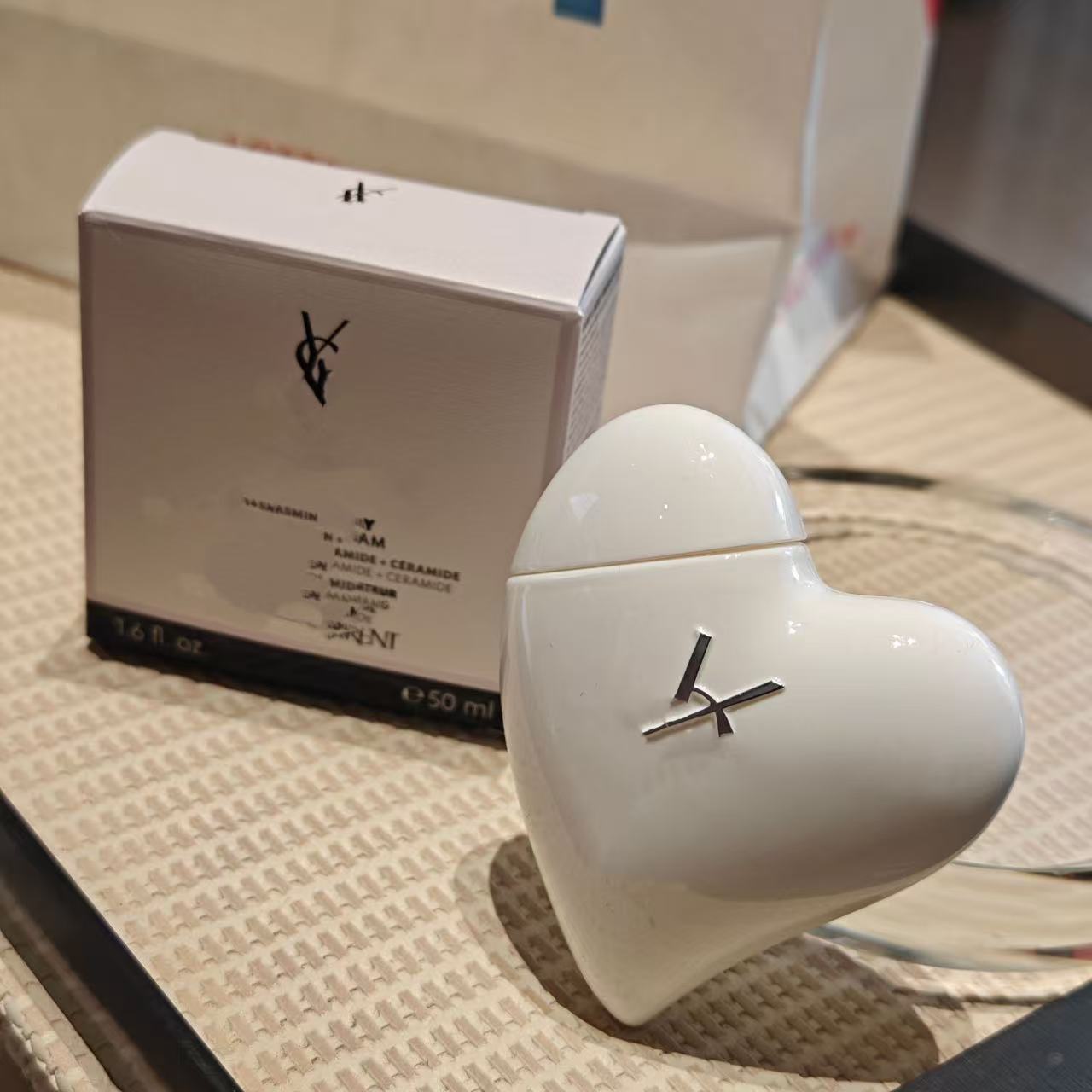 Korean brand Y's eccentric hand cream is moisturizing, non-sticky, and has a pleasant fragrance. 50g heart-shaped hand cream