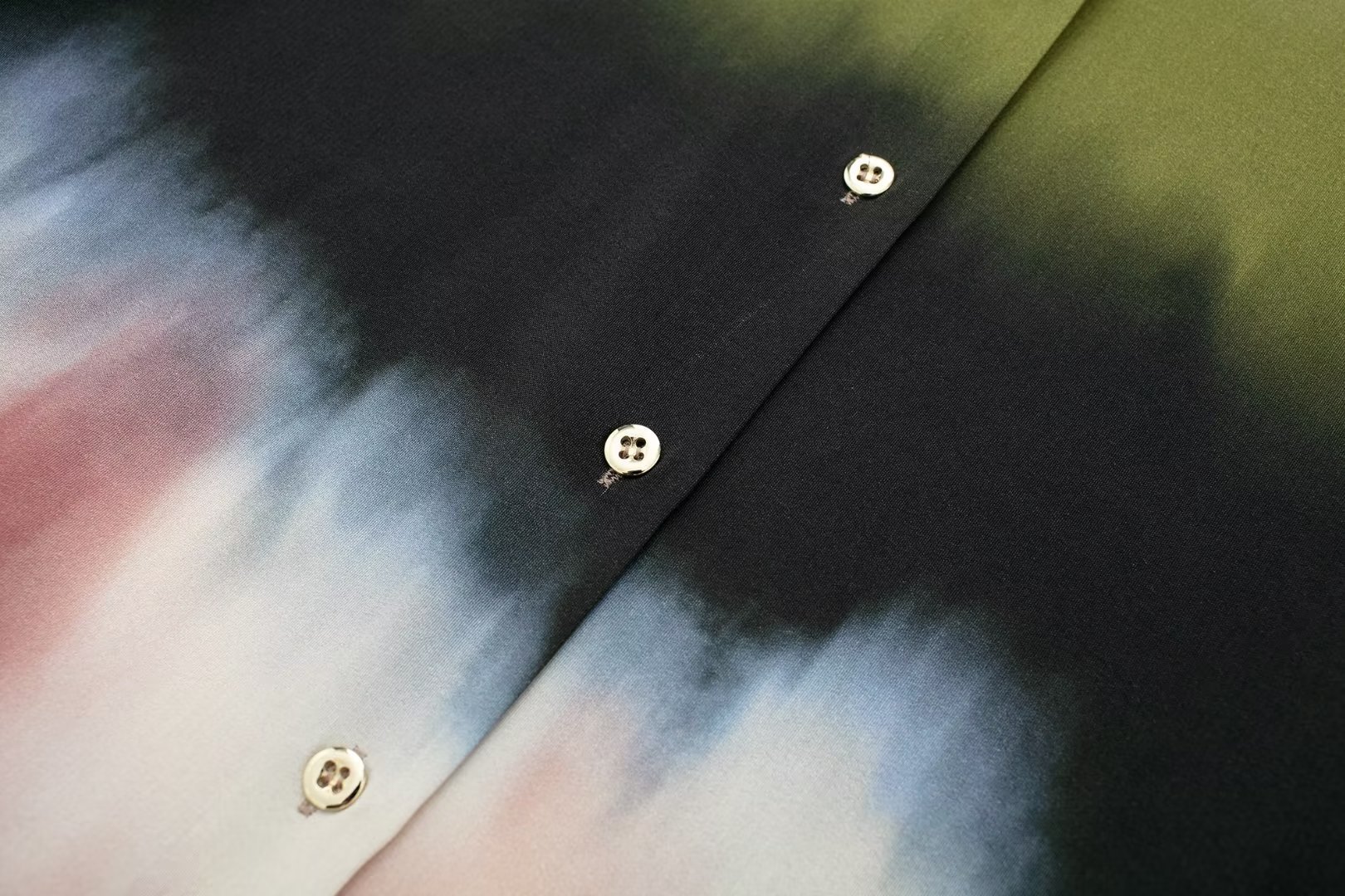 Neues Set aus Batikhemd und bedruckter Hose für Damen im Sommer 2024_voghion.com