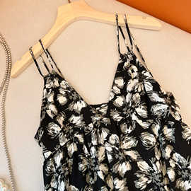 黑色V领碎花吊带连衣裙女夏季性感甜辣海边沙滩度假风设计感裙子