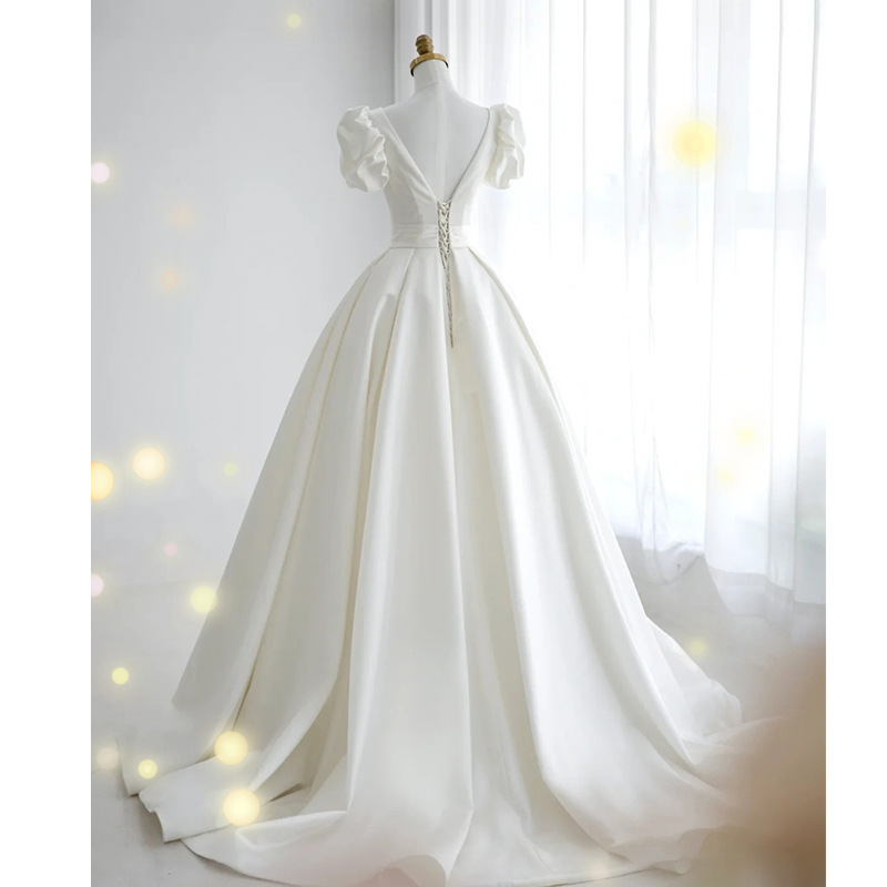 Vestido de novia ligero 2026, nuevo estilo, cuello en V, estilo francés, cola simple, satén, talla pequeña, venta al por mayor.