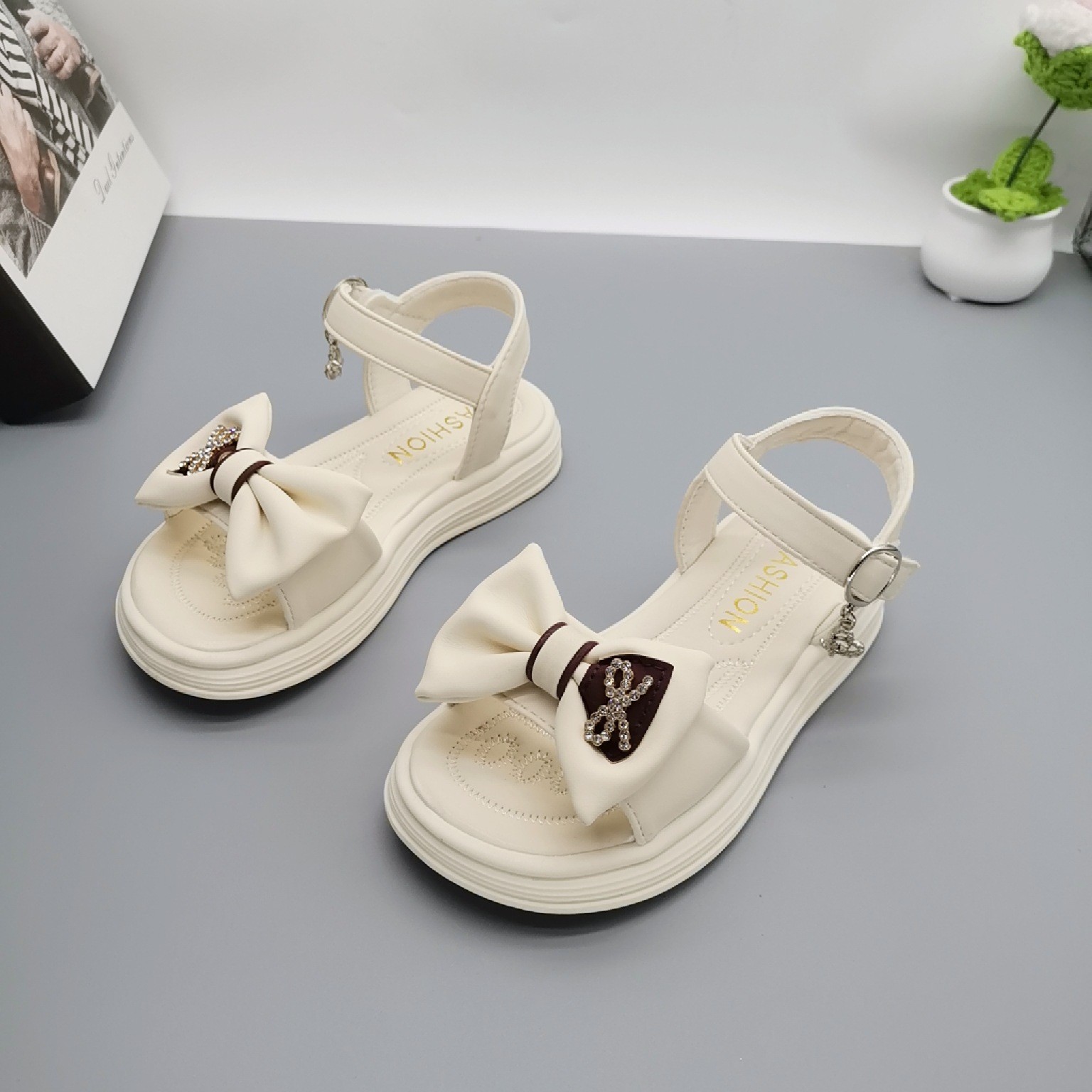 Princesa Ye Lin Xia Explosion 2025 Retro Mujer Tesoro 1-3-5 años Zapatos casuales a través de la red Zapatos de princesa de tendón de res antideslizante