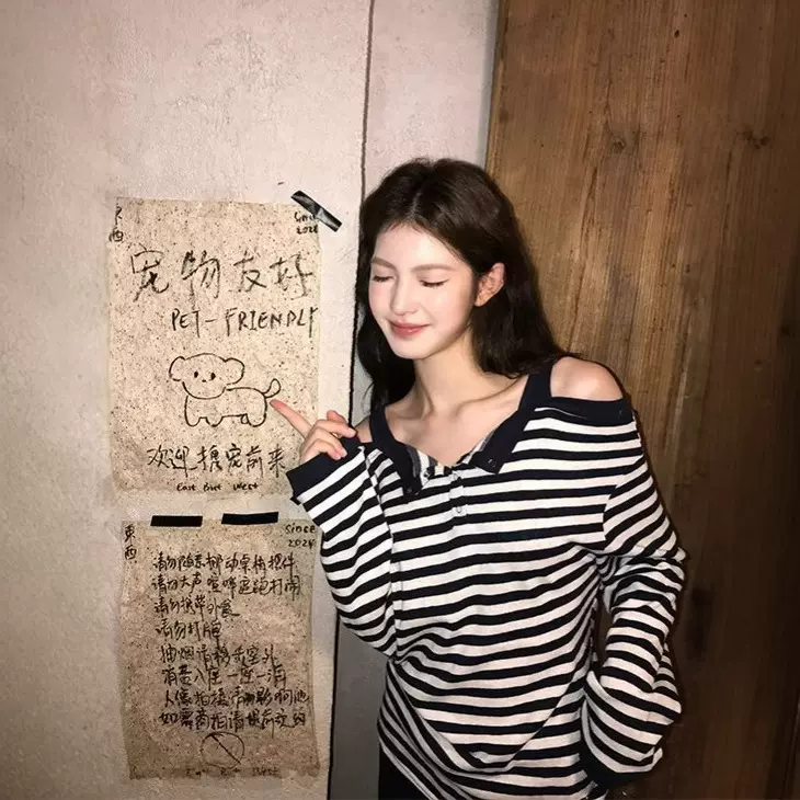 甜辣妹一字肩条纹长袖t恤女早秋设计感假两件显瘦休闲慵懒风上衣